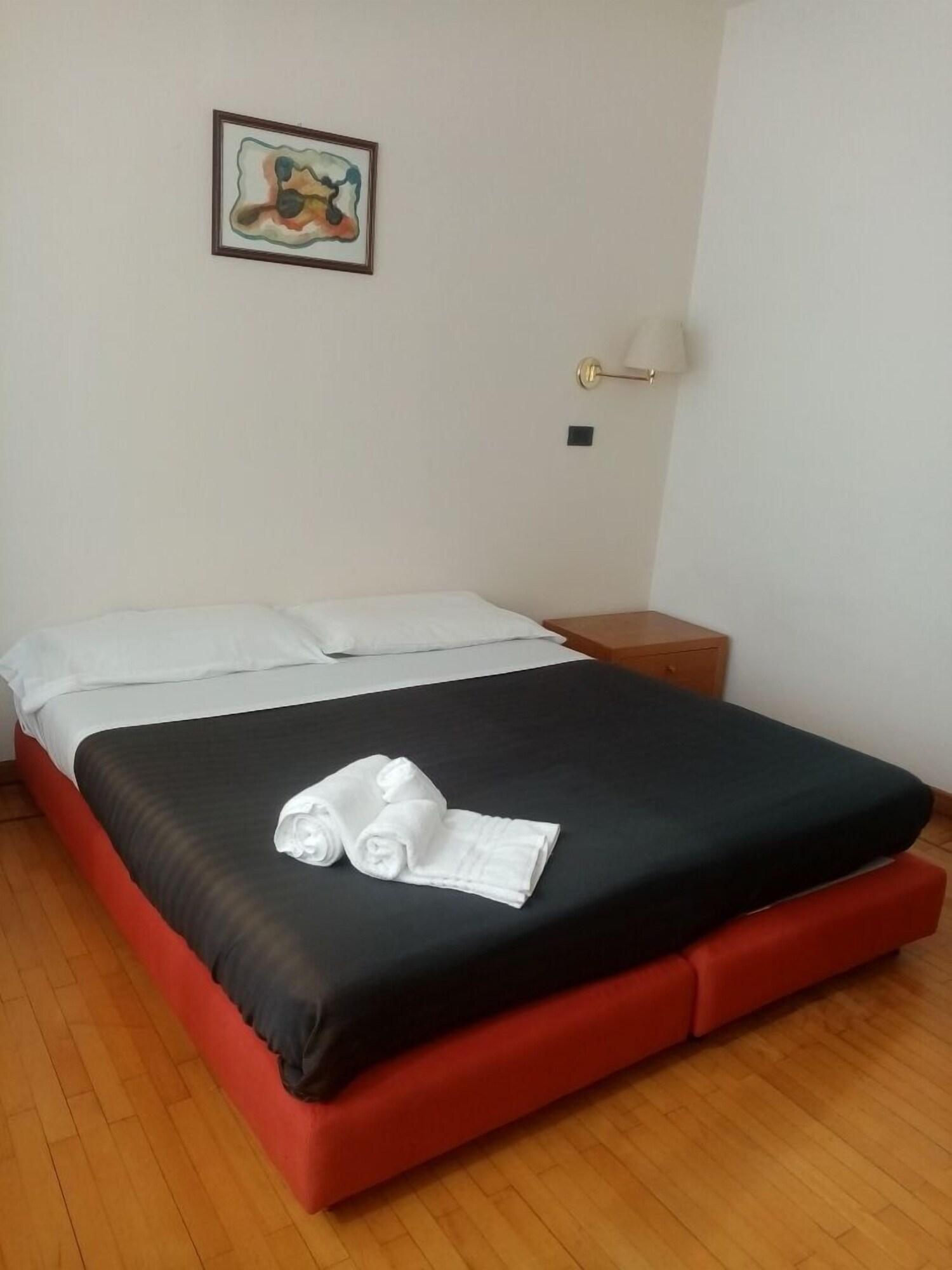 פינרולו Hotel Cavalieri מראה חיצוני תמונה