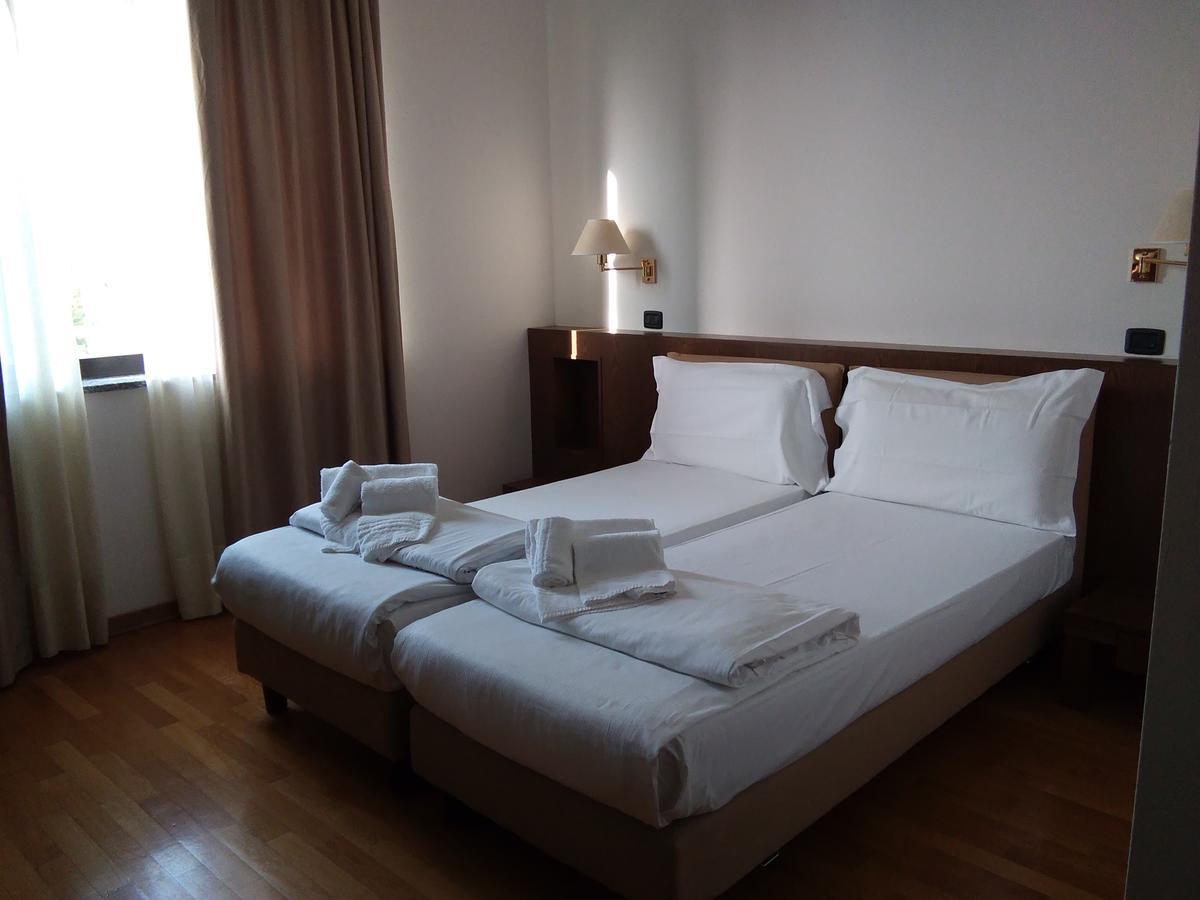 פינרולו Hotel Cavalieri מראה חיצוני תמונה