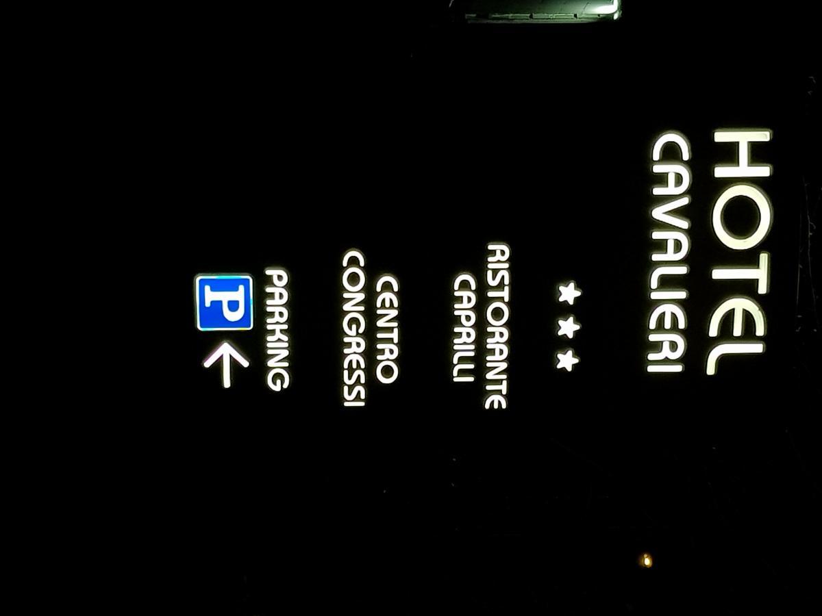 פינרולו Hotel Cavalieri מראה חיצוני תמונה