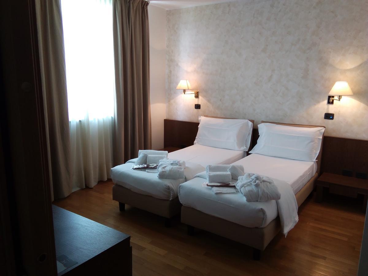 פינרולו Hotel Cavalieri מראה חיצוני תמונה