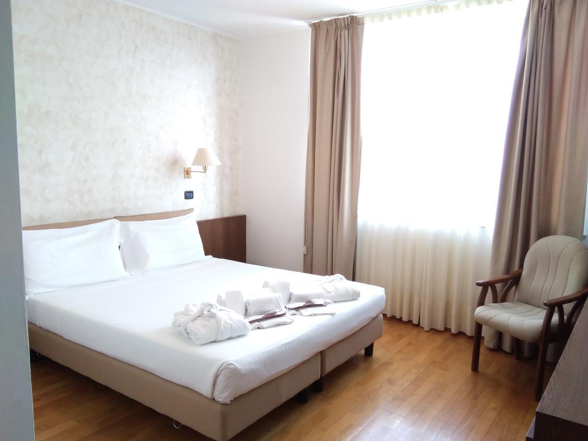 פינרולו Hotel Cavalieri מראה חיצוני תמונה